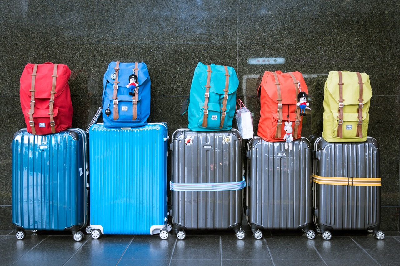 Plastikowe czy materiałowe – torby z jakiego materiału zabrać na wakacje?