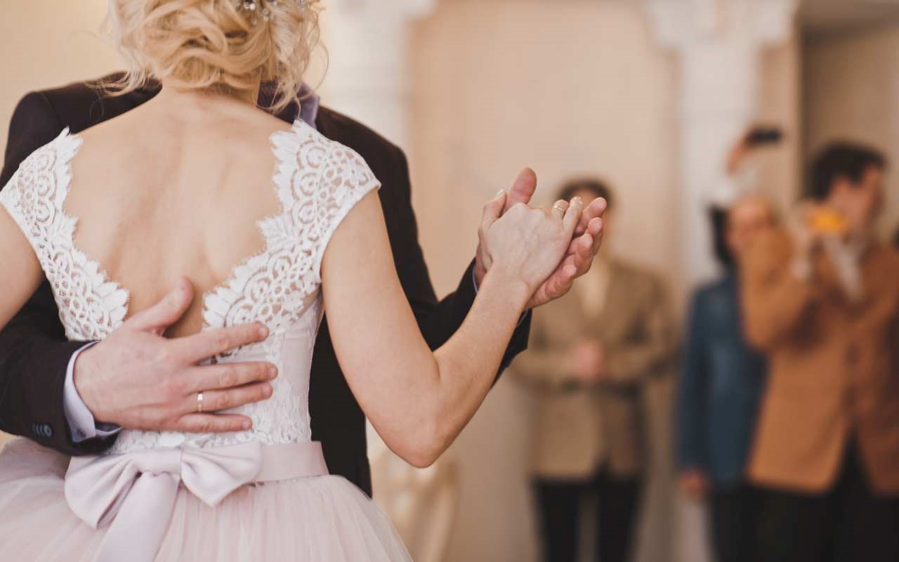 Pomysłowe i praktyczne rady, jak zadbać o swoich gości podczas ślubu i wesela