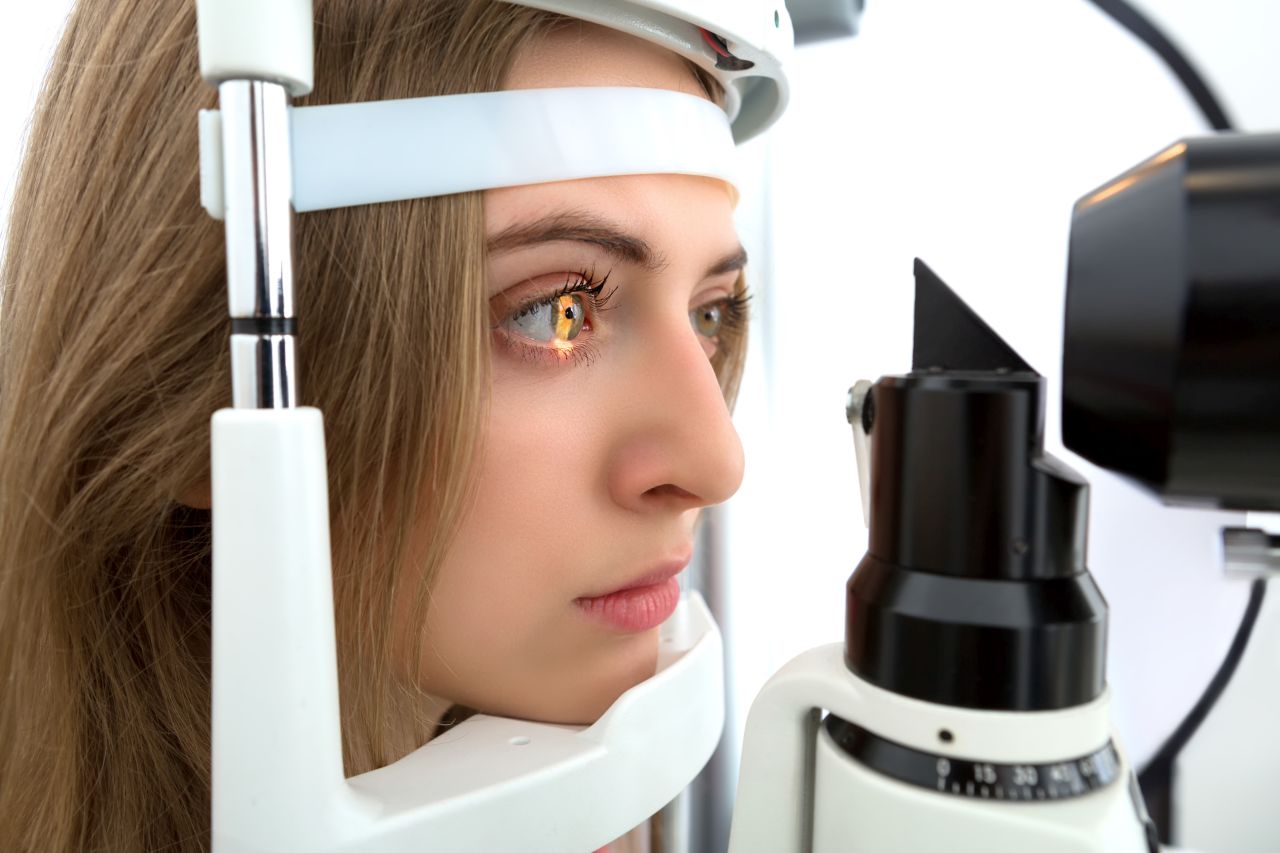 Jakie schorzenia układu wzrokowego wymagają szybkiej konsultacji z okulistą?