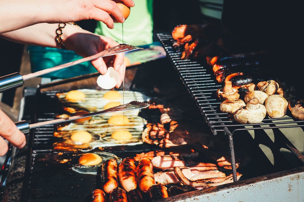 Proste i pyszne – jakie dania warto przygotowywać na grillu?