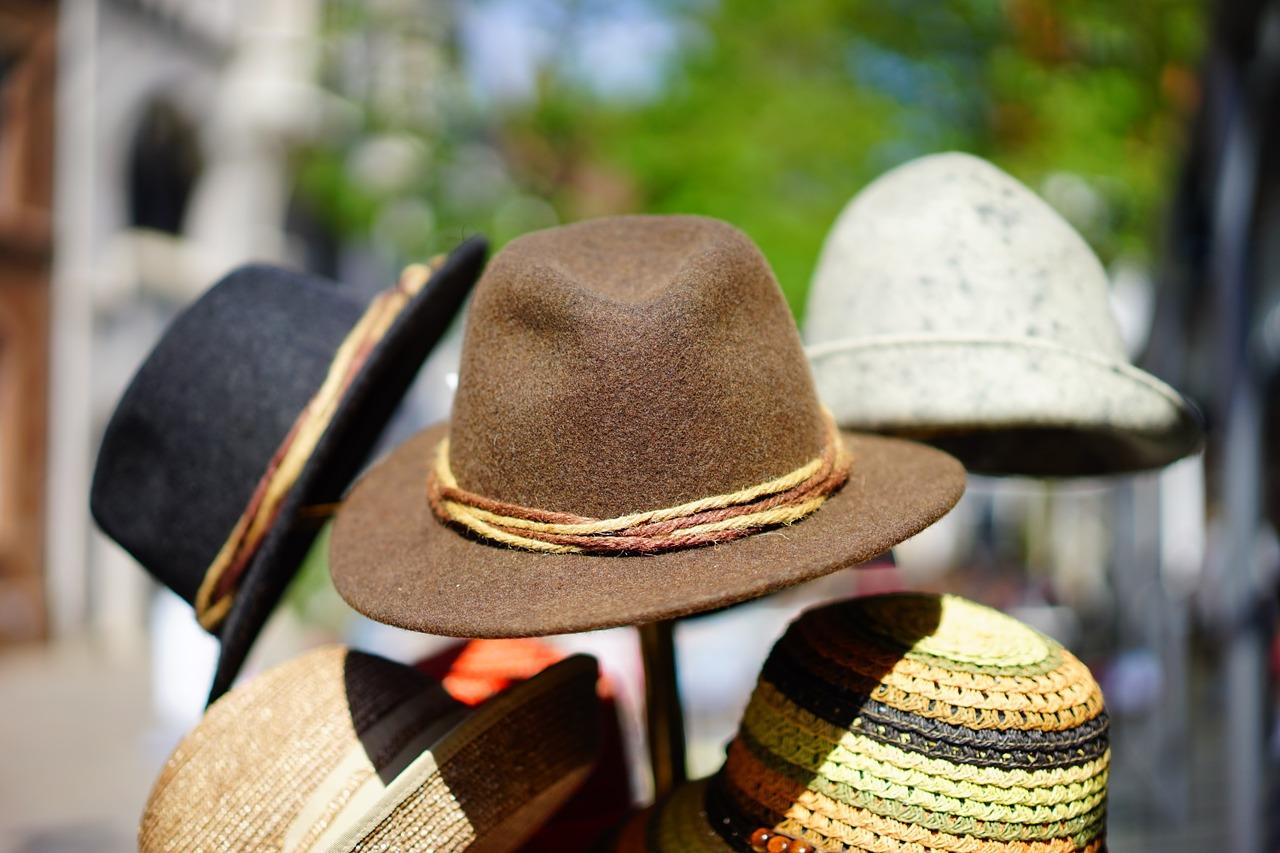 Wiosenne nakrycia głowy – kiedy warto rozważyć kapelusz?