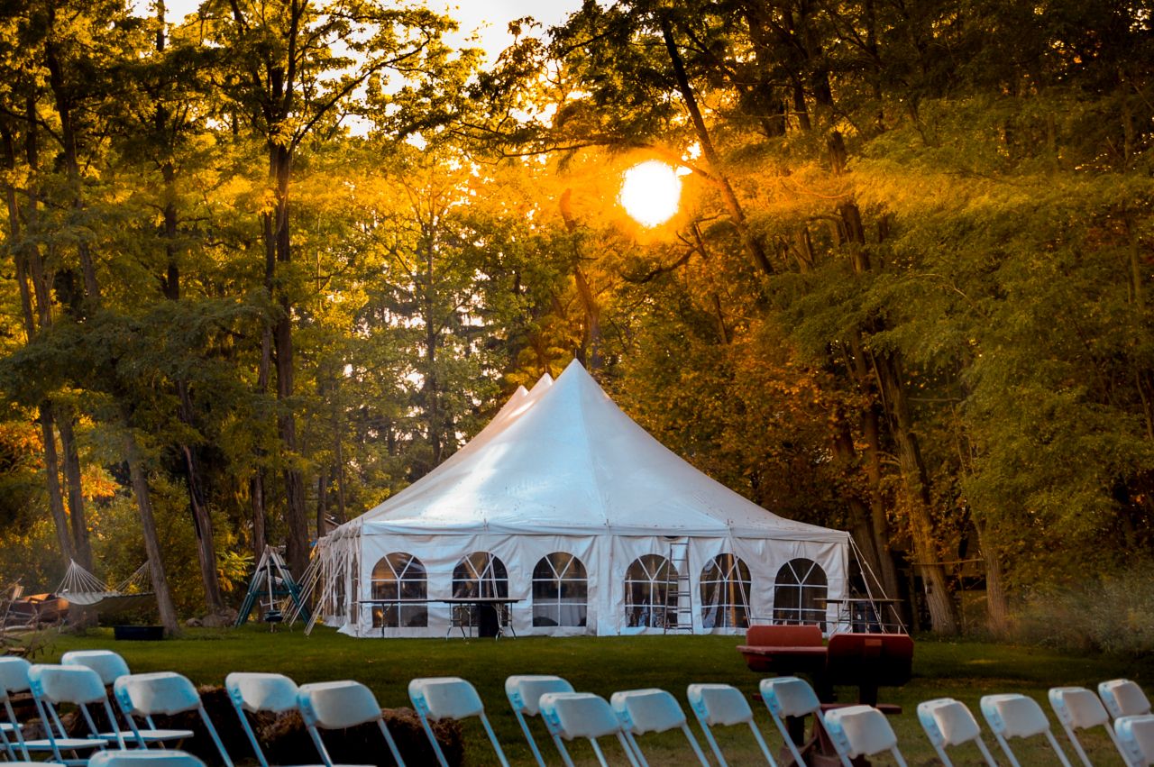 Wynajem namiotów – idealne rozwiązanie na imprezę na świeżym powietrzu