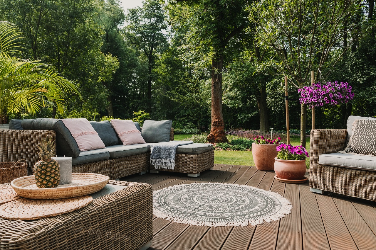 Strefa relaksu w swoim ogrodzie – jakie meble wypoczynkowe wybrać?