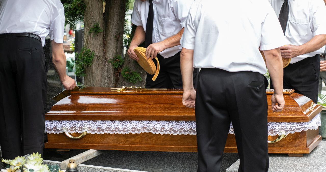 Jak zorganizować pogrzeb bliskiej osoby?