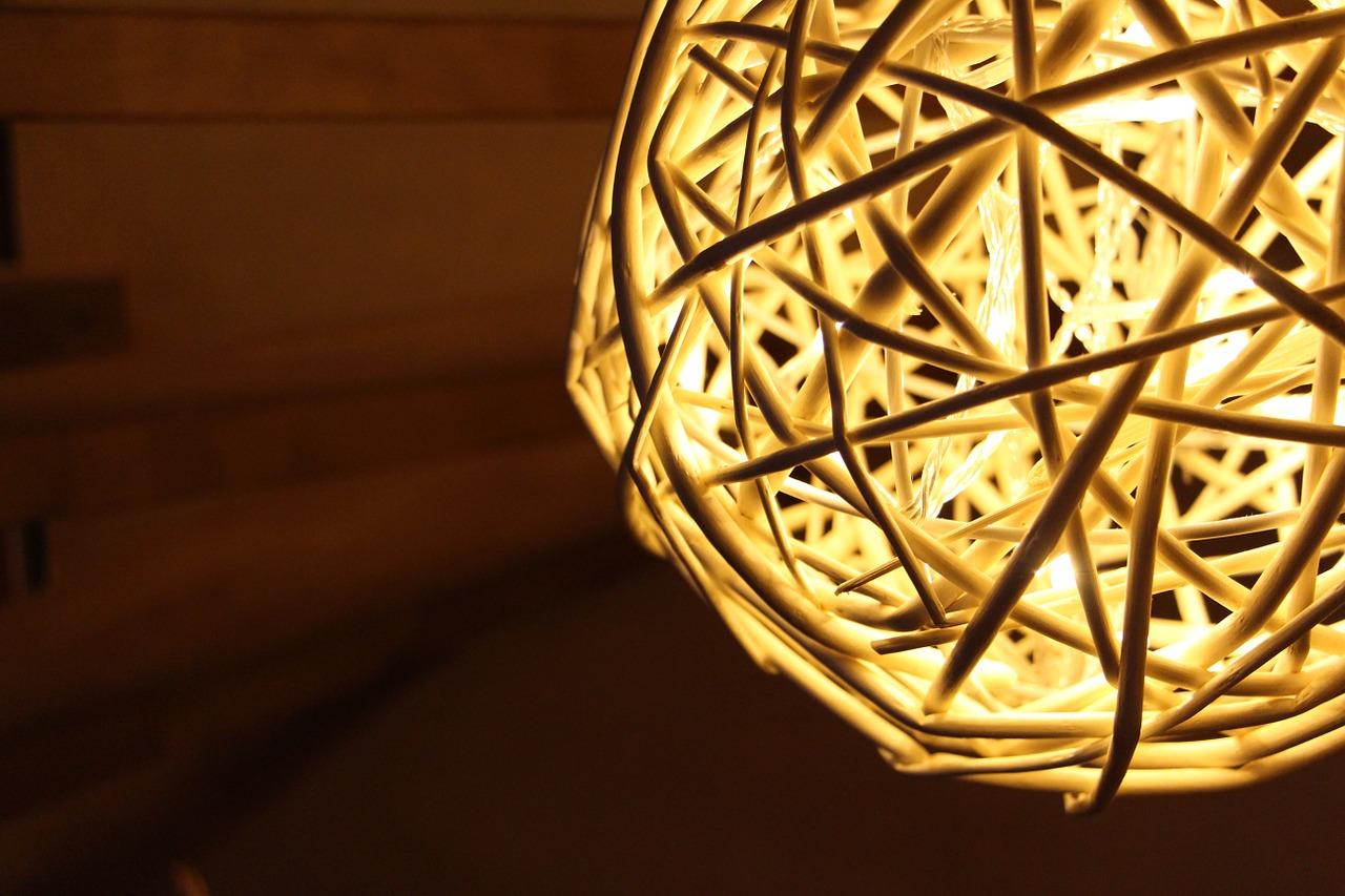 Lampy przemysłowe – co warto wiedzieć o lampach kanałowych?