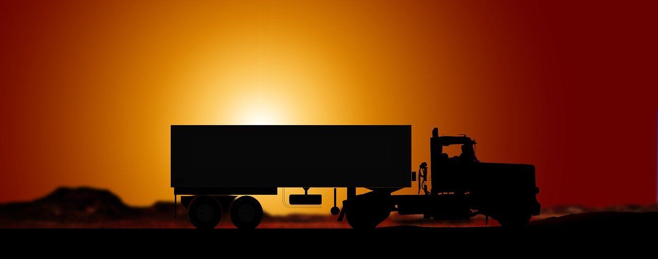 Naklejki na naczepach ciężarówek – jakie są i co oznaczają?